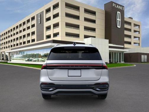 Silver Radiance Metallic Clearcoat 2026 Lincoln Nautilus Reserve