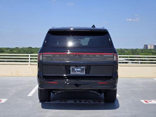 Infinite Black Metallic Clearcoat 2026 Lincoln Navigator Reserve