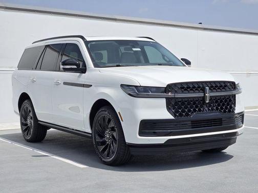 Pristine White Metallic Tri-Coat 2026 Lincoln Navigator Reserve