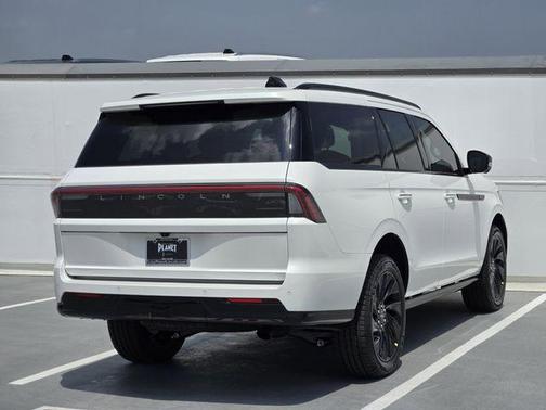Pristine White Metallic Tri-Coat 2026 Lincoln Navigator Reserve