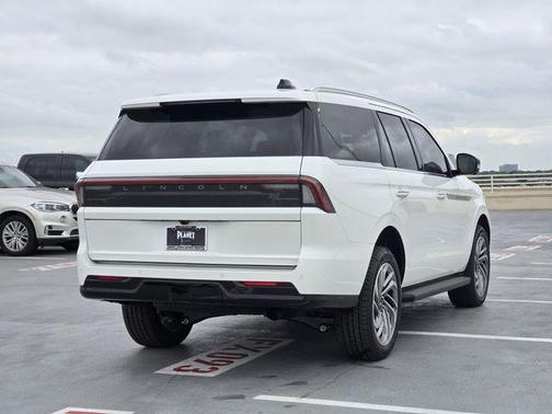 Pristine White Metallic Tri-Coat 2026 Lincoln Navigator Premiere