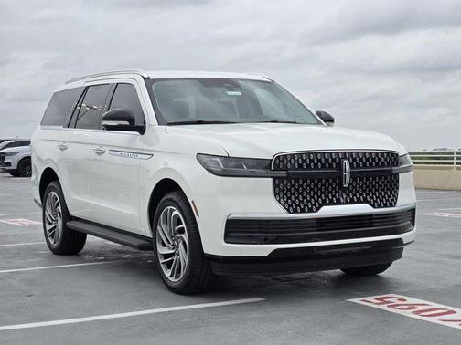 Pristine White Metallic Tri-Coat 2026 Lincoln Navigator Premiere