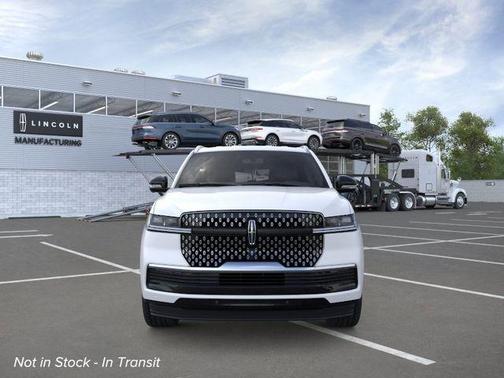 Pristine White Metallic Tri-Coat 2026 Lincoln Navigator Premiere