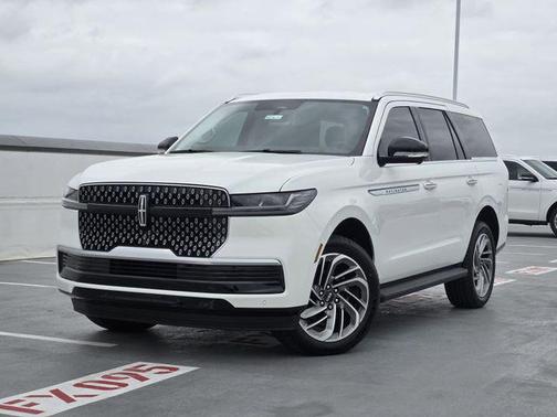 Pristine White Metallic Tri-Coat 2026 Lincoln Navigator Premiere