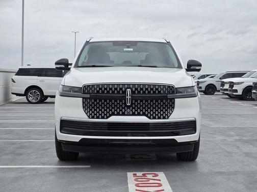 Pristine White Metallic Tri-Coat 2026 Lincoln Navigator Premiere