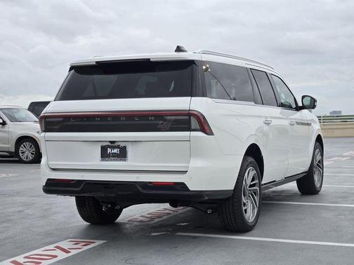 Pristine White Metallic Tri-Coat 2026 Lincoln Navigator Reserve