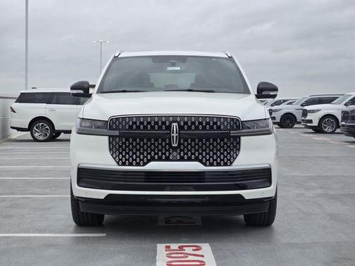 Pristine White Metallic Tri-Coat 2026 Lincoln Navigator Reserve