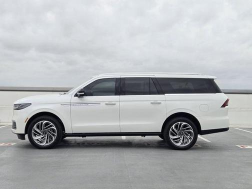 Pristine White Metallic Tri-Coat 2026 Lincoln Navigator Reserve