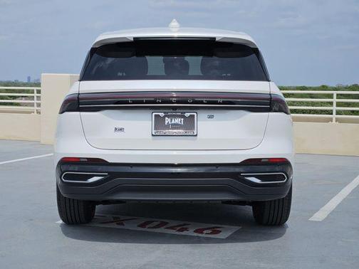 White Platinum Metallic Tri-Coat 2026 Lincoln Nautilus Premiere