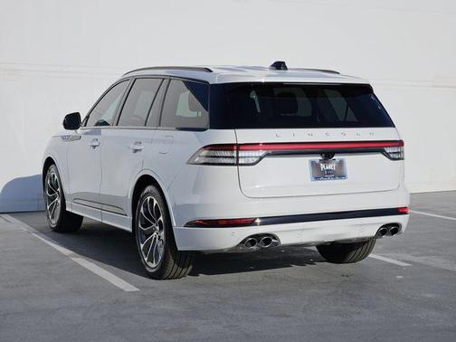 Pristine White Metallic Tri-Coat 2026 Lincoln Aviator Premiere