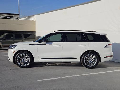 Pristine White Metallic Tri-Coat 2026 Lincoln Aviator Premiere