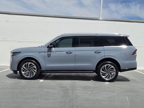 Gray Mist Metallic Tri-Coat 2026 Lincoln Navigator Premiere