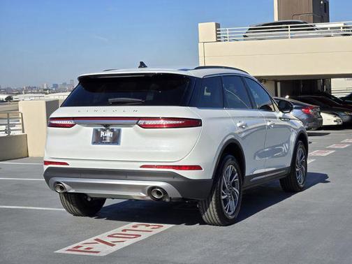 Pristine White Metallic Tri-Coat 2026 Lincoln Corsair Premiere