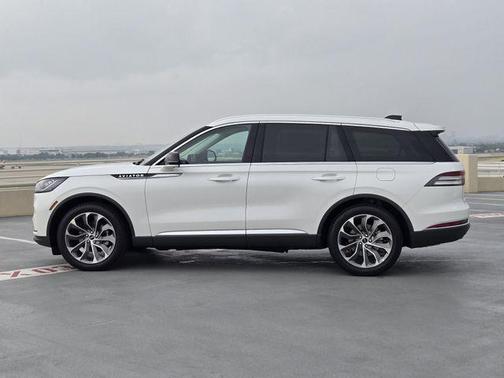 Pristine White Metallic Tri-Coat 2026 Lincoln Aviator Reserve