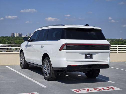 Pristine White Metallic Tri-Coat 2026 Lincoln Navigator Reserve