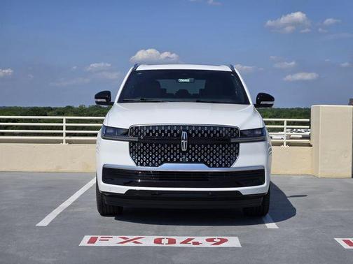 Pristine White Metallic Tri-Coat 2026 Lincoln Navigator Reserve