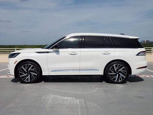 Pristine White Metallic Tri-Coat 2026 Lincoln Aviator Black Label AWD