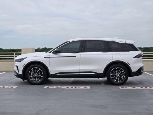 White Platinum Metallic Tri-Coat 2026 Lincoln Nautilus Premiere