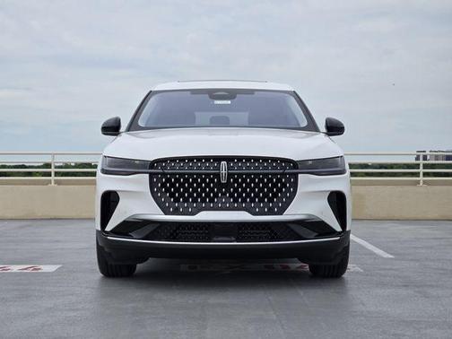 White Platinum Metallic Tri-Coat 2026 Lincoln Nautilus Premiere