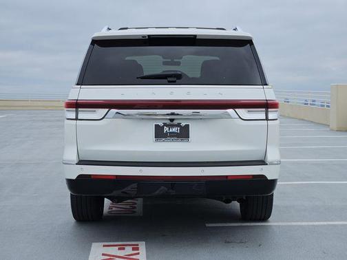 Pristine White Metallic Tri-Coat 2024 Lincoln Navigator Reserve
