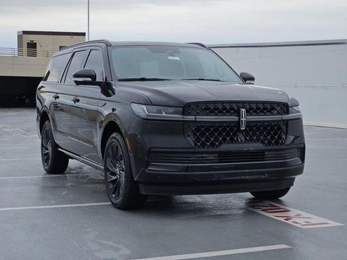 Infinite Black Metallic Clearcoat 2026 Lincoln Navigator Reserve