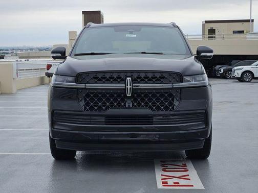 Infinite Black Metallic Clearcoat 2026 Lincoln Navigator Reserve