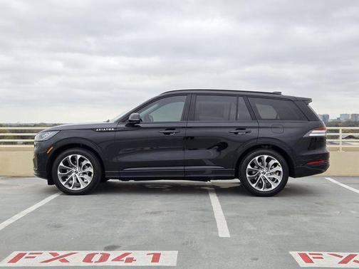 Infinite Black Metallic Clearcoat 2026 Lincoln Aviator Premiere