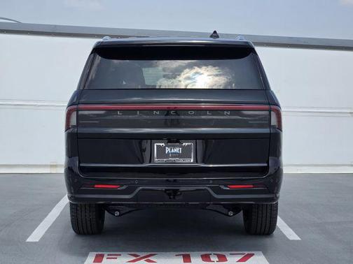 Infinite Black Metallic Clearcoat 2026 Lincoln Navigator Black Label