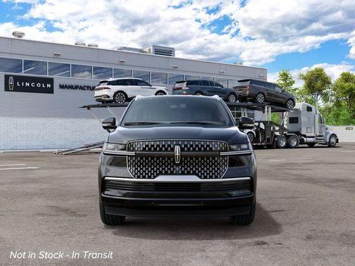Infinite Black Metallic Clearcoat 2027 Lincoln Navigator Premiere