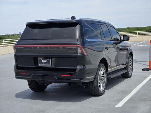 Infinite Black Metallic Clearcoat 2026 Lincoln Navigator Premiere