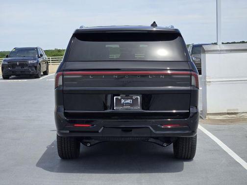 Infinite Black Metallic Clearcoat 2026 Lincoln Navigator Premiere