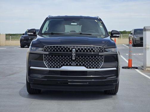 Infinite Black Metallic Clearcoat 2026 Lincoln Navigator Premiere