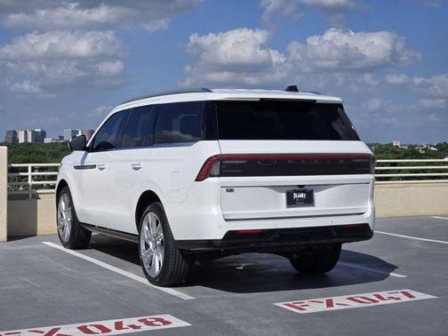 Pristine White Metallic Tri-Coat 2025 Lincoln Navigator Black Label