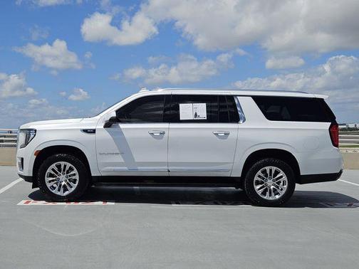 White Frost Tricoat 2022 GMC Yukon XL SLT