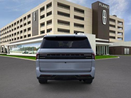 Gray Mist Metallic Tri-Coat 2026 Lincoln Navigator Reserve