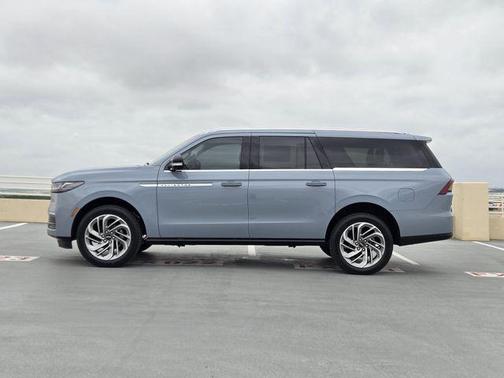 Gray Mist Metallic Tri-Coat 2026 Lincoln Navigator Reserve