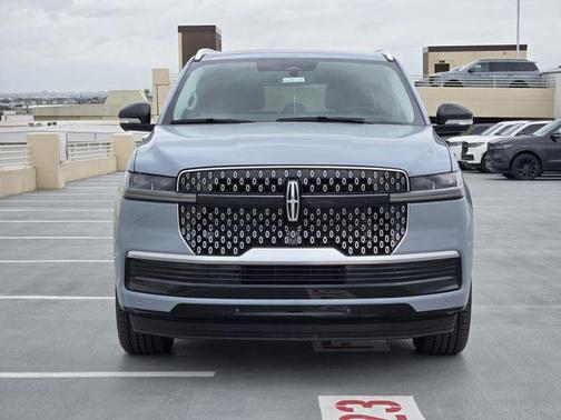 Gray Mist Metallic Tri-Coat 2026 Lincoln Navigator Reserve