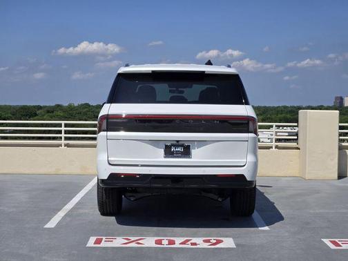 Pristine White Metallic Tri-Coat 2026 Lincoln Navigator Reserve
