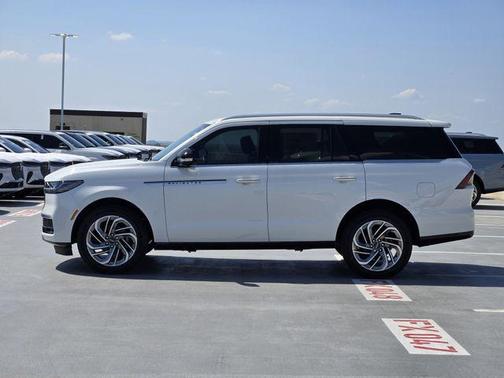 Pristine White Metallic Tri-Coat 2026 Lincoln Navigator Reserve