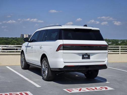 Pristine White Metallic Tri-Coat 2026 Lincoln Navigator Reserve