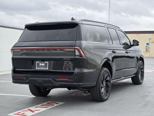 Infinite Black Metallic Clearcoat 2026 Lincoln Navigator Reserve