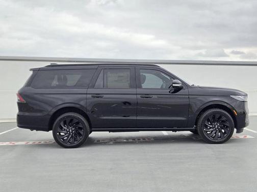 Infinite Black Metallic Clearcoat 2026 Lincoln Navigator Reserve