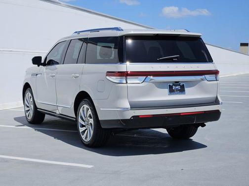 Ceramic Pearl Metallic Tri-Coat 2024 Lincoln Navigator Reserve