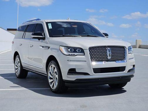 Ceramic Pearl Metallic Tri-Coat 2024 Lincoln Navigator Reserve