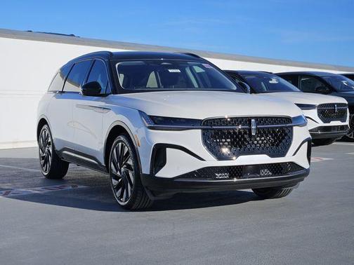 White Platinum Metallic Tri-Coat 2026 Lincoln Nautilus Reserve