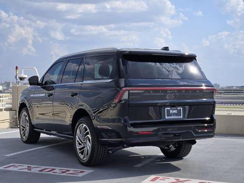 Infinite Black Metallic Clearcoat 2026 Lincoln Navigator Reserve