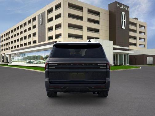 Infinite Black Metallic Clearcoat 2026 Lincoln Navigator Premiere