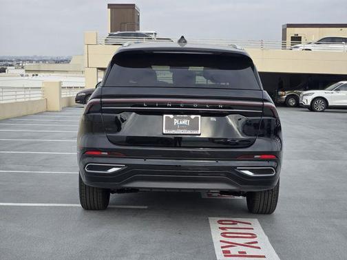 Infinite Black Metallic Clearcoat 2026 Lincoln Nautilus Reserve