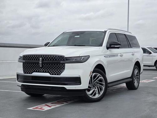 Pristine White Metallic Tri-Coat 2026 Lincoln Navigator Premiere
