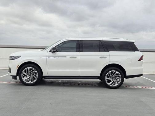 Pristine White Metallic Tri-Coat 2026 Lincoln Navigator Premiere